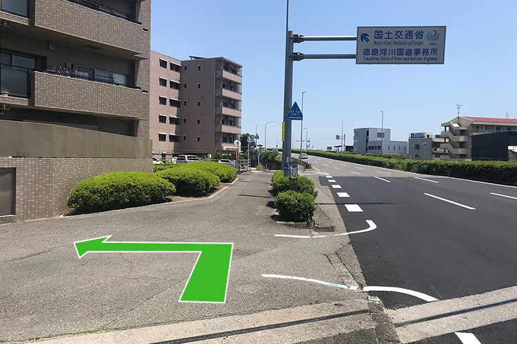 国土交通省の看板を目印にサーパス東吉野の手前を左折し、川沿いに進むとクリニックがあります。